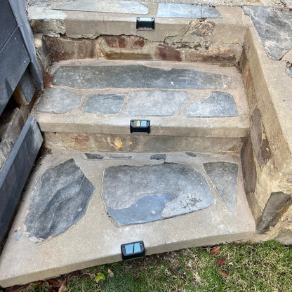 מנורת שביל קטנה סולארית